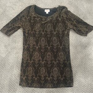 Lularoe Gigi Black and Gold Patterned Top Small Fitted